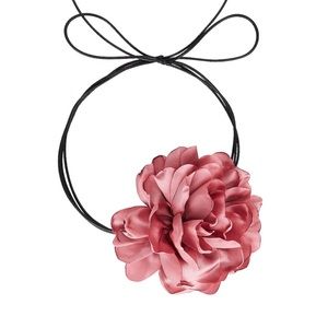 Petit Moments Rosa Flower Necklace